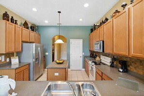 冷蔵庫、電子レンジ、オーブン、コンロ