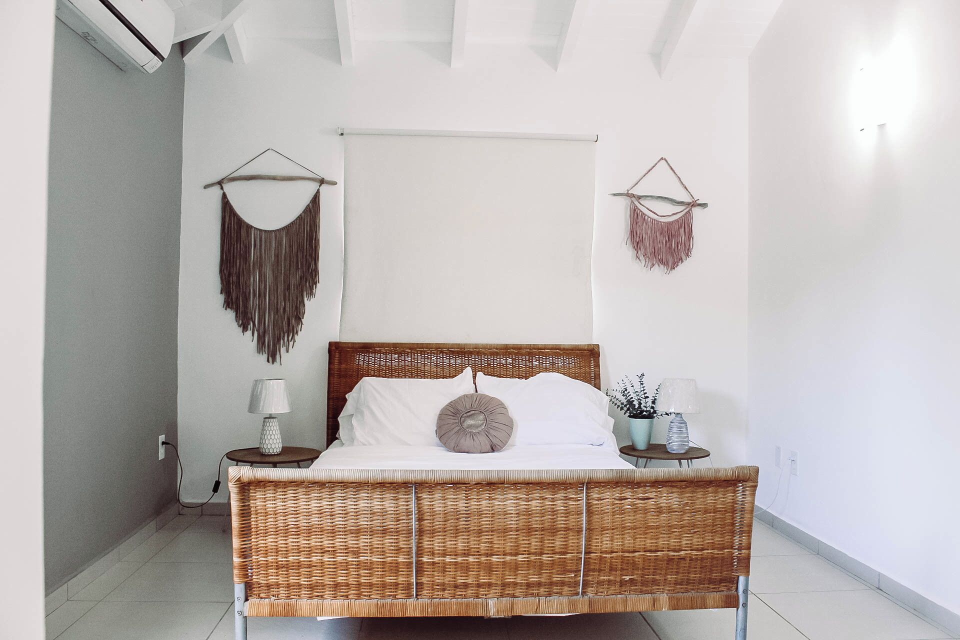 3 habitaciones, escritorio y tabla de planchar con plancha 