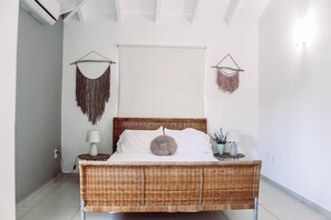 3 bedrooms, desk, iron/ironing board, travel cot - Cute Tropical House in the North East side of CUR (Willemstad)