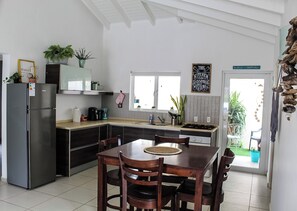 Frigorífic, forn, placa de cuina i bullidora elèctrica 