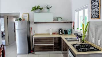 Geladeira, fogão, cooktop, chaleira elétrica