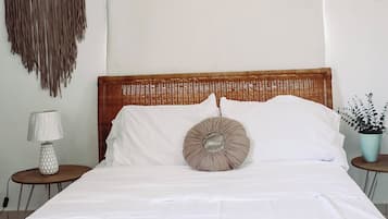 3 quartos, escrivaninha, ferros/tábuas de passar roupa, berço de viagem