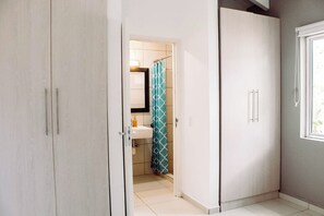 Shower, hair dryer, towels, toilet paper - Cute Tropical House in the North East side of CUR (Willemstad)