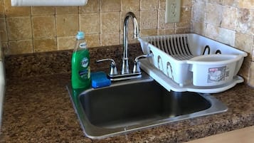 Een koffiezetapparaat/waterkoker, een koelkast, een microgolfoven