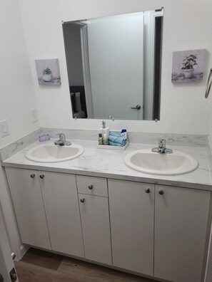 Bañera con ducha, secador de pelo, toallas, jabón