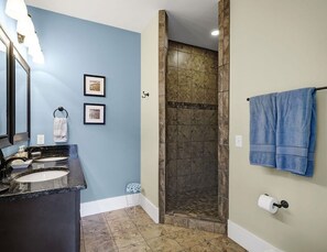 Duschwanne, Handtücher, Seife, Toilettenpapier