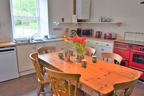 Fridge, microwave, high chair, ice maker - Coachmans Cottage -  a cottage that sleeps 10 guests  in 4 bedrooms (Southerness, Dumfries)