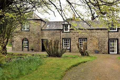 Exterior. Coachmans Cottage - a cottage that sleeps 10 guests in 4 bedrooms