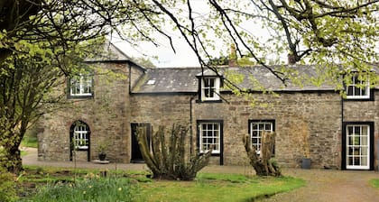 Coachmans Cottage - a cottage that sleeps 10 guests in 4 bedrooms