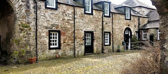 Grooms Cottage - a cottage that sleeps 4 guests in 2 bedrooms