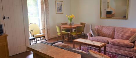 Een televisie, een open haard en een dvd-speler