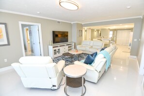 Living area - Brand New Oceanfront Luxury 3 Bedroom 3 Baths (Daytona Beach)