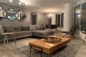 Smart TV - 3 bedroom Downtown Vancouver S.Penthouse, near skytrain, shopping & restaurants. (Vancouver)