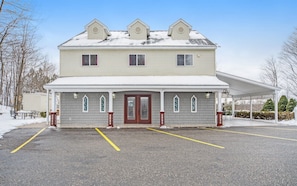 Exterior - Happy Days and Nights - Bear's Den (Harbor Springs)