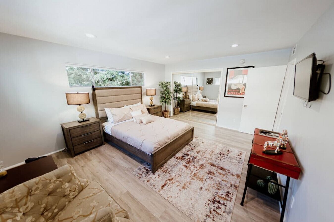 2 bedrooms, desk, iron/ironing board, WiFi (free)