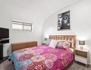3 chambres, bureau, fer et planche à repasser, lit de bébé portatif