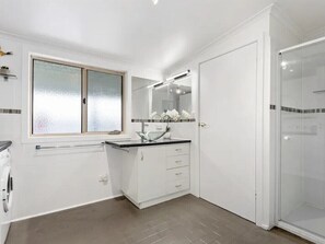 Douche, sĂšche-cheveux, serviettes fournies, savon