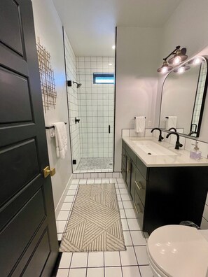 Combined shower/bathtub, hair dryer, towels, soap