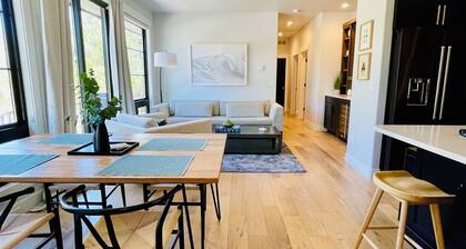 Private Modern Oasis • Hot Tub • Pikes Peak Views • Secluded