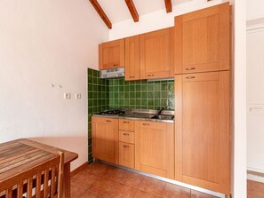 Frigorífico, microondas y placa de cocina