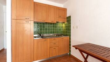 Réfrigérateur, micro-ondes, plaque de cuisson