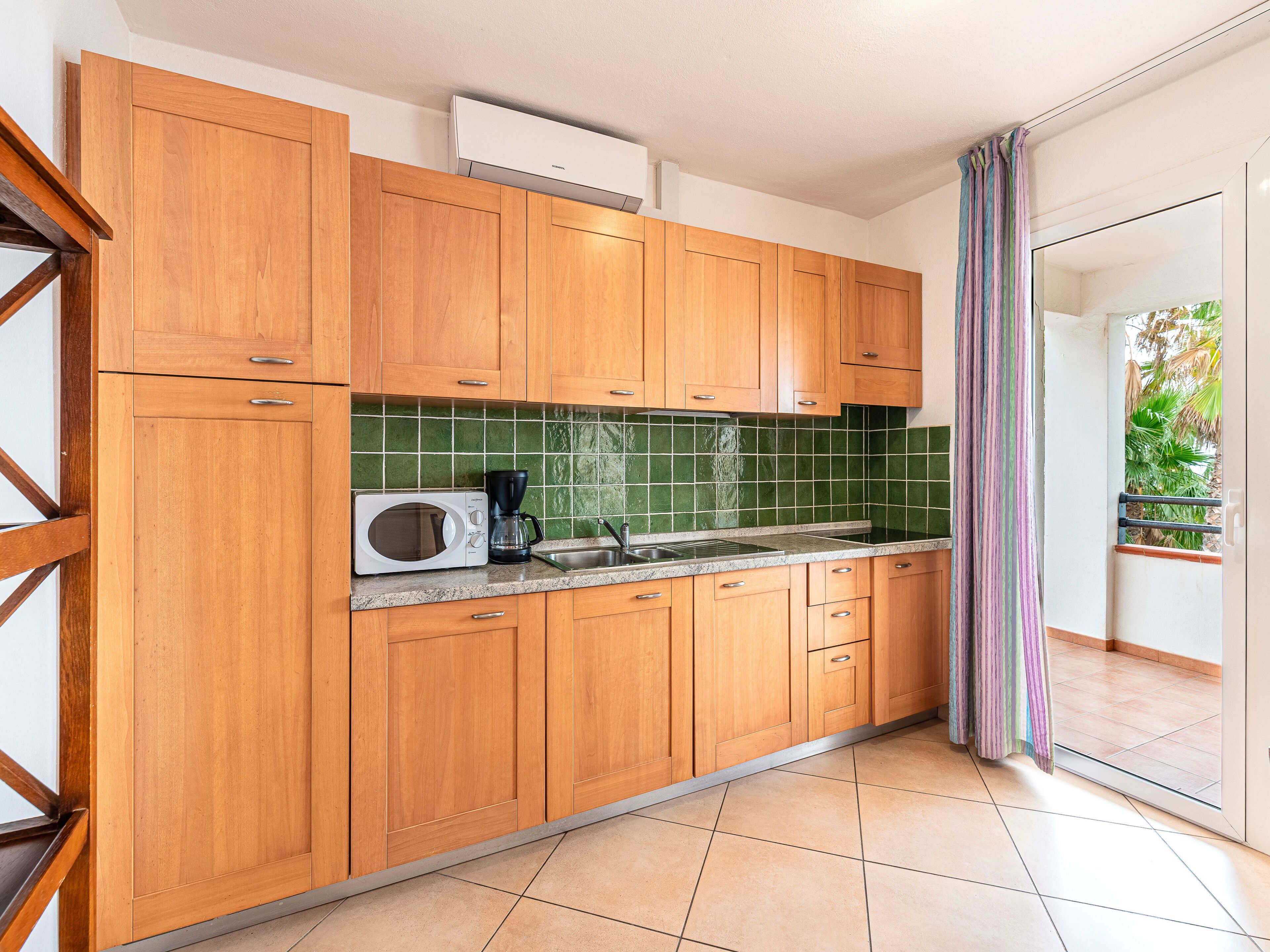 Een koelkast, een microgolfoven, een kookplaat