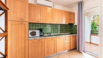 Réfrigérateur, micro-ondes, plaque de cuisson