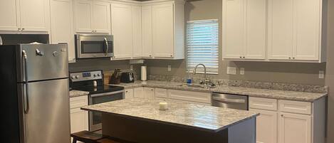 Jääkaappi, mikroaaltouuni, uuni, liesi