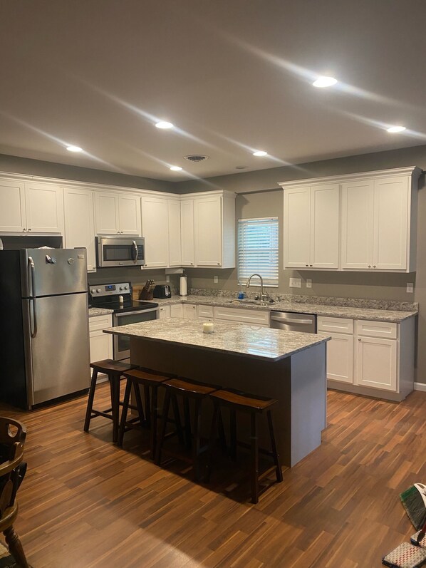 Frigorífico, microondas, horno y placa de cocina