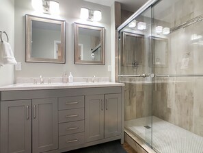 Combined shower/bathtub, hair dryer, towels, soap - Relaxing Oasis! 5 bedroom 3 bath with Pool (Tempe)