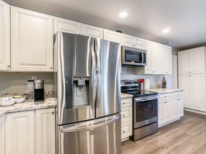 Kjøleskap, mikrobølgeovn, ovn og kokeplater