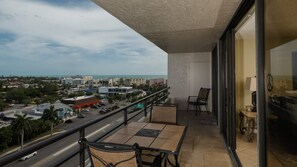 Un balcón con vistas a la ciudad y al océano.