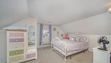 4 bedrooms, iron/ironing board, WiFi, bed sheets