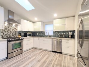 Fridge, microwave, oven, stovetop - Cute Edmonds Bowl Cottage (Edmonds)