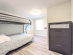 2 bedrooms, desk, travel cot, free WiFi - Cute Edmonds Bowl Cottage (Edmonds)