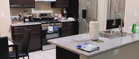 冰箱、微波炉、烤箱、炉灶