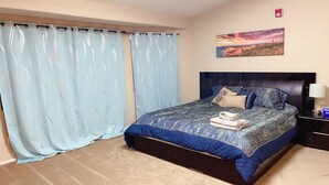 Ein Schlafzimmer mit Bett, Vorhängen, einem Gemälde und einem Nachttisch.