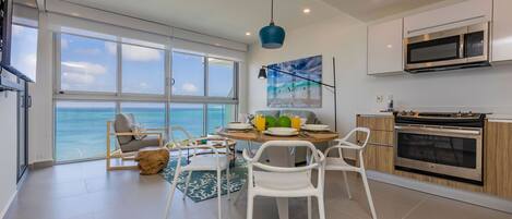 Refrigerador, microondas, placa de cocina, lavavajillas