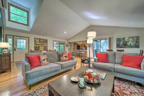 TV, fireplace, music library - < 4 Mi to Sapphire Resort: Quiet Blue Ridge Haven (Sapphire)