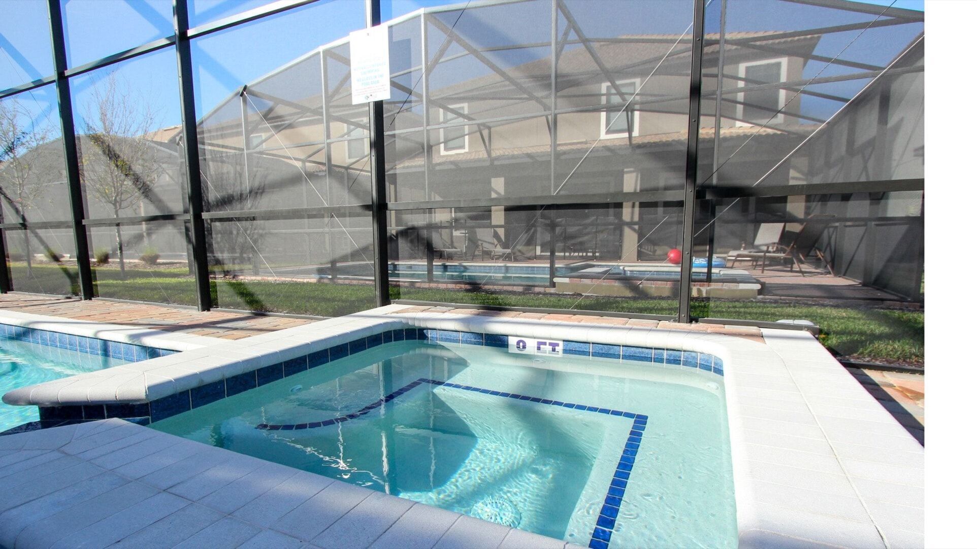 Beheizter Pool, Liegestühle