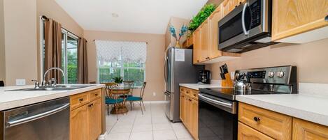 Een koelkast, een microgolfoven, een oven, een kookplaat