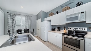 Fridge, microwave, oven, stovetop - Beautiful 5 Star Villa with Private Pool on the Prestigious Windsor Palms Resort, Orlando Villa 4886 (Orlando)