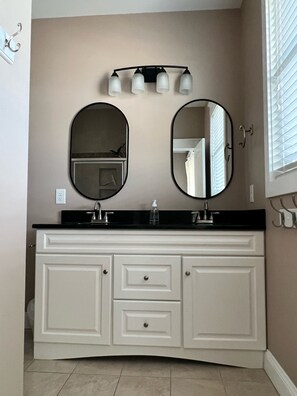 أحواض استحمام، مجففات شعر، مناشف، صابون