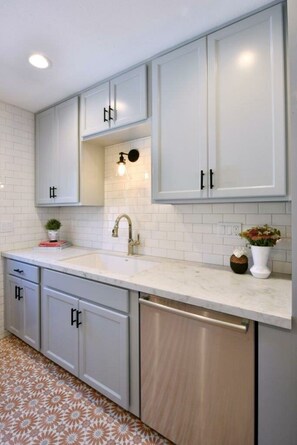 Cottage, 2 Queen Beds | Private kitchen