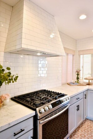 Cottage, 2 Queen Beds | Private kitchen | Fridge, microwave, oven, stovetop - Cozy Cardiff-by-the-sea Ocean View Seacottage (Cardiff-by-the-Sea)