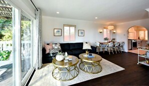 Cottage, 2 Queen Beds | Living room | 30-inch TV with digital channels - Cozy Cardiff-by-the-sea Ocean View Seacottage (Cardiff-by-the-Sea)