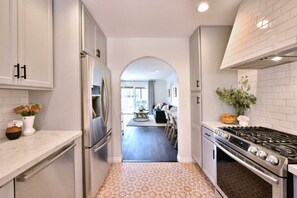 Private kitchen - Cozy Cardiff-by-the-sea Ocean View Seacottage (Cardiff-by-the-Sea)