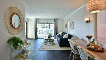 Cottage, 2 giường cỡ queen | Phòng khách | TV 30-inch có truyền hình kỹ thuật số