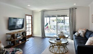 Living room - Cozy Cardiff-by-the-sea Ocean View Seacottage (Cardiff-by-the-Sea)