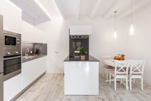 Fridge, microwave, oven, stovetop - Holiday Home ‘Es Raco’ with Mountain View, Jacuzzi, Wi-Fi, Air Conditioning & Terraces (Costitx)